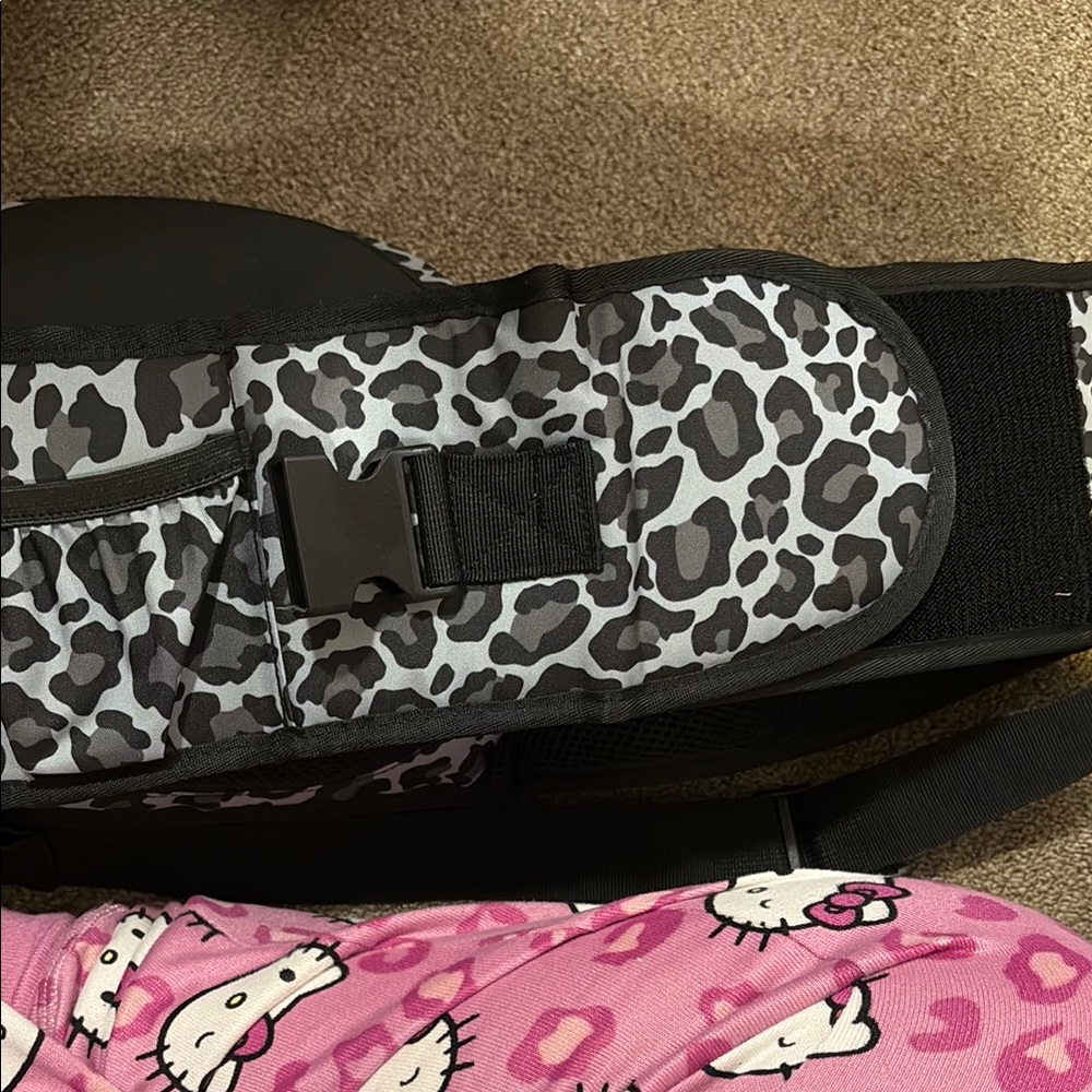 Momcozy Leopard Print Waist seat for baby - Picture 2 of 2